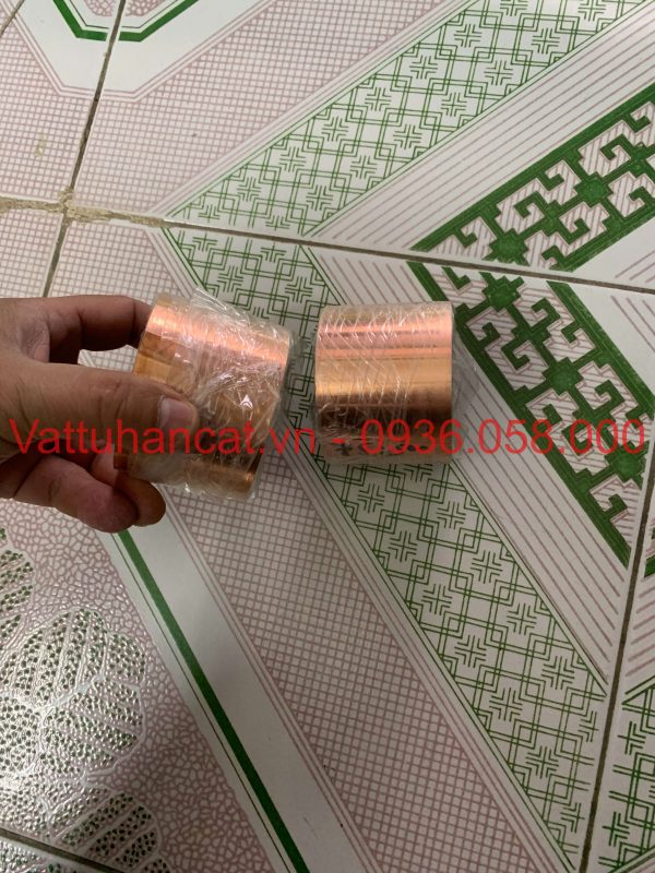 Ứng dụng: Shim chêm đồng Lá căn đồng sử dụng rộng rãi cho các công việc cần chống ăn mòn cao trong các nhà máy nhiệt điện, nhà máy điện hạt nhân, nhà máy lọc hóa dầu như căn chỉnh khuôn mẫu, căn chỉnh lắp máy, lắp máy mới, sửa chữa bảo dưỡng máy, lắp ráp động cơ, bơm và các loại máy khác, chạy thử và làm mẫu nhanh, đặc biệt được sử dụng cho ngành sản xuất máy bay nơi cần vật liệu chính xác và tính kinh tế cao. Với độ chính xác cao sản xuất từ Mỹ, Hàn Quốc (Huyndai) khách hàng yên tâm độ chính xác của sản phẩm. Shim chêm đồng được làm từ đồng thau cứng, với đặc tính độ cứng cao, độ dày chính xác, đúng mác vật liệu. Tất cả các sản phẩm shim chêm đều được sản xuất theo tiêu chuẩn kiểm soát chất lượng nghiêm ngặt. Tấm chèn này được sản xuất từ Accushim-USA với vật liệu là đồng thau Đảm bảo độ cứng, bền của miếng chêm và nó đặc tính đặc biệt mà không có miếng chèn của Hãng nào trên thế giới đáp ứng được là: độ phẵng của tấm chèn rất đều, độ chính xác rất cao nên dễ dàng cân chỉnh thiết bị phù hợp với nhu cầu người sử dụng. Tên gọi khác của shim chêm đồng Shim đồng, shim lót đồng, lá căn đồng, miếng lót căn máy đồng, cuộn căn đồng Đồng siêu mỏng, shim căn đồng, miếng chêm shim đồng, đồng căn chỉnh động cơ…